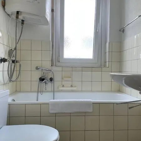 Practical Nearby - Cross 6 Apartment